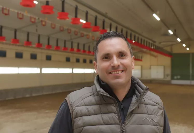 Pascal Le Fur, 42 ans, est associé avec son frère Nicolas, 39 ans, sur une exploitation assise sur deux piliers : les grandes cultures (370 ha) et la volaille de chair (4 ...