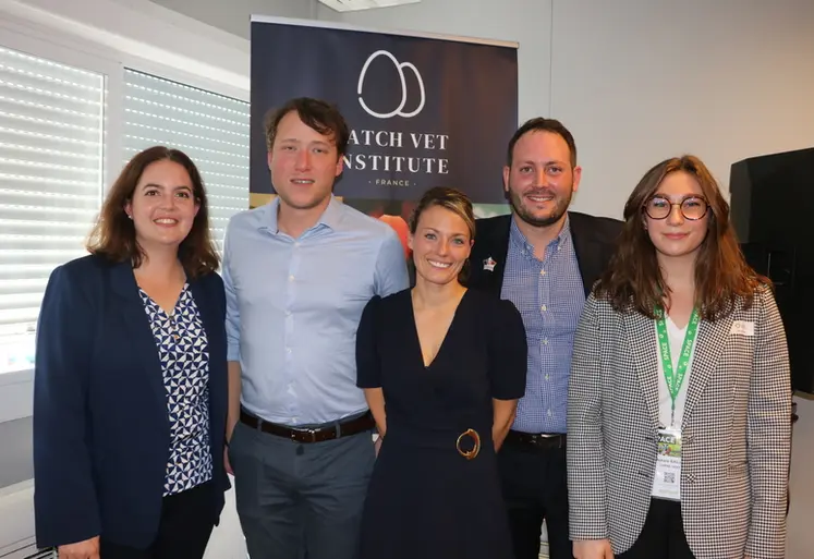 <em class="placeholder">Claire Parmentier, en charge du Hatch Vet Institute (au centre), est accompagnée d’une équipe de quatre experts : Claire Godener, Yves Deleforterie, Maxime Thoral et ...</em>