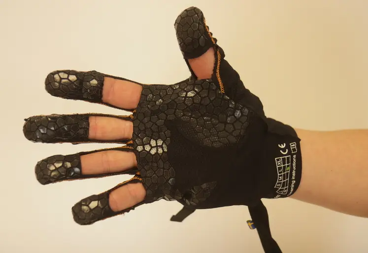 <em class="placeholder">Créé par la société suédoise Bioservo, le gant Iron hand a été développé en France avec la société Eiffage.</em>