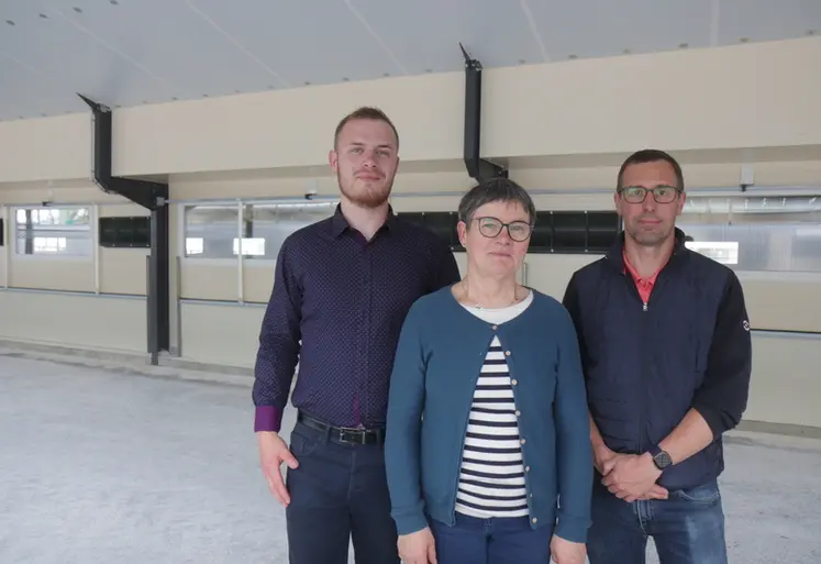 <em class="placeholder">Chantal Lepage et Ludovic Perrin, associés de la SCEA La ville es archers avec Alexandre (à gauche) en cours d’installation : « Nos poulaillers avec jardin d’hiver ...</em>