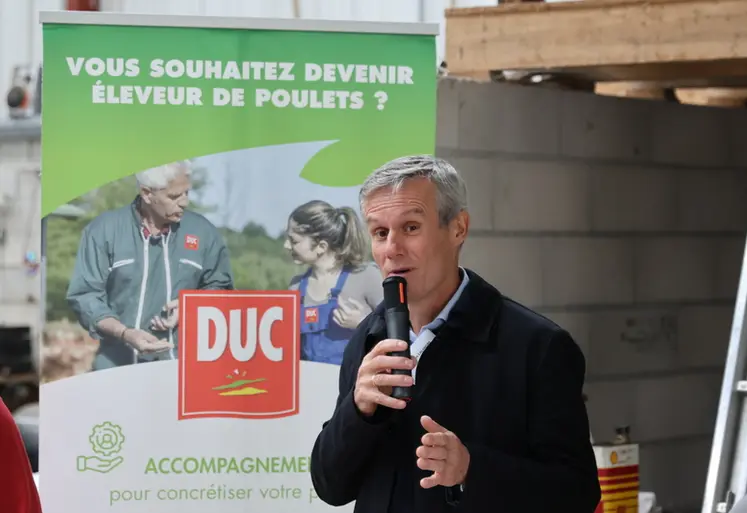 <em class="placeholder">Le directeur général Damien Calandre en visite chez un futur éleveur. La production est devenue le maillon faible de Duc, d’où le renforcement de ses mesures de soutien.</em>