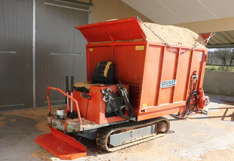<em class="placeholder">Avec le constructeur Buchet, Patrice Labrosse a conçu un épandeur à partir d’une ancienne chenillette de travaux publics sur laquelle vient se poser une cuve de 2,5 m3, ...</em>