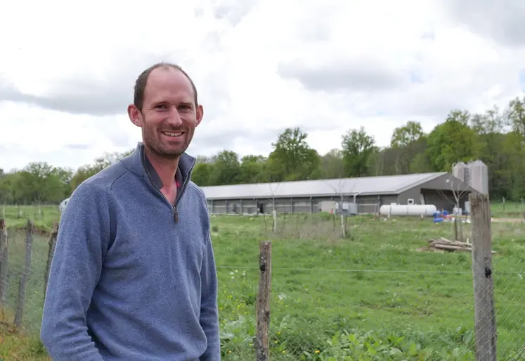 <em class="placeholder">Hugues de Froment, installé sur la ferme familiale, a testé deux bandes de poulets de chair dans son bâtiment pour palmipèdes devenu polyvalent.</em>