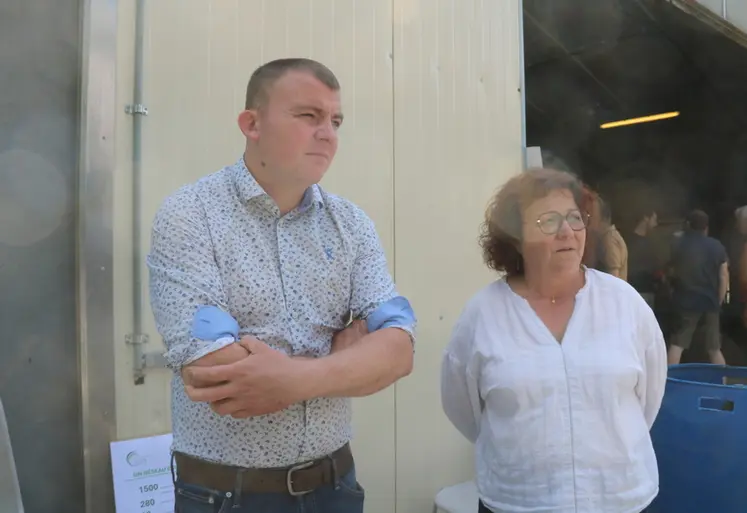 <em class="placeholder">L’éleveur Grégoire Le Razer avec Béatrice Le Guen, responsable du club Ferme des 4 Soleils, a accueilli sur sa ferme la journée technique sur les économies ...</em>