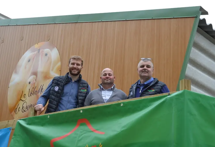 <em class="placeholder">Sylvain Plumelet, éleveur à Plémet (22), avec Guillaume Gannat, chargé de développement LDC (à gauche) et Guénaël Le Sourd, directeur d’Huttepain Bretagne </em>