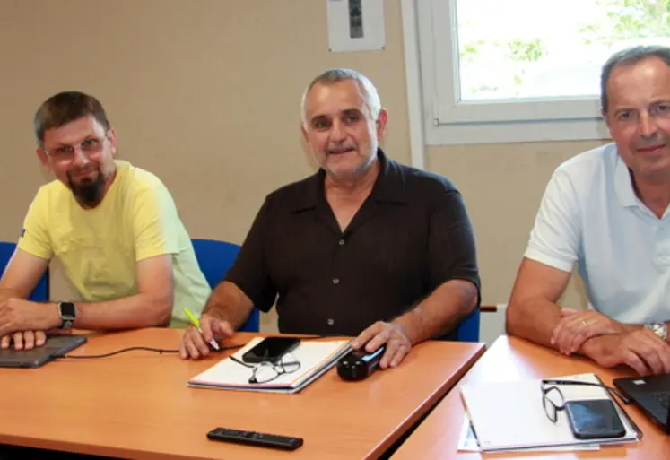 <em class="placeholder">Michael Tena-Sanchez et Sylvain Vérité, techniciens de la société Marius (Valsoleil-Sanders), Frédéric Douce, responsable grands comptes volailles Elanco France, et ...</em>