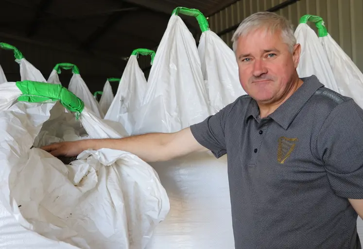 <em class="placeholder">L’éleveur de poules pondeuses, Yves Touzé, a créé une activité annexe de granulation de la fiente issue de ses bâtiments en volière et plein-air. </em>