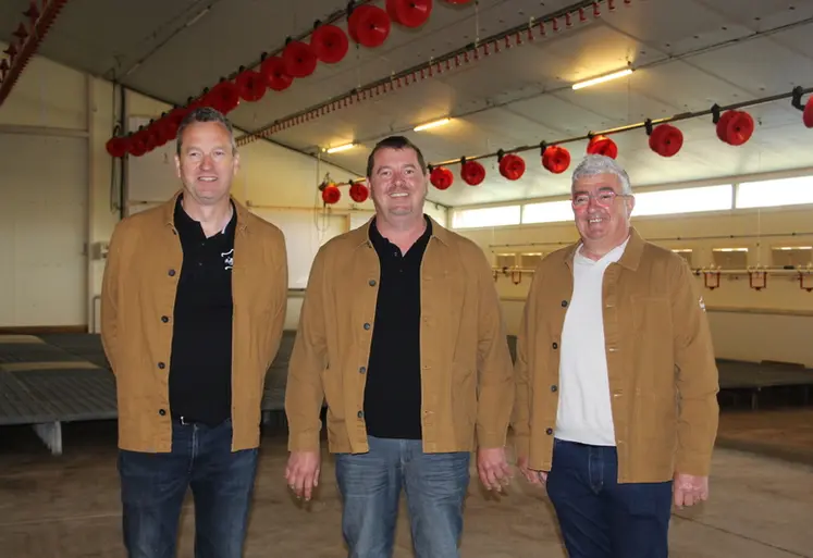 <em class="placeholder">Emmanuel (à gauche), Sylvain (au centre) et Fabrice Bauchet apprécient la souplesse de fonctionnement que leur apportent des bâtiments polyvalents.</em>