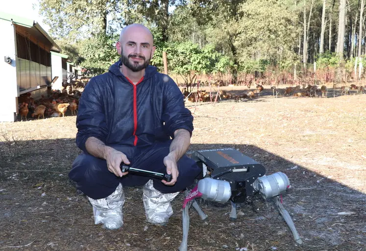 <em class="placeholder">E-doggy avec un de ses concepteurs, David Gavend, co-fondateur de la société landaise Evotech. </em>