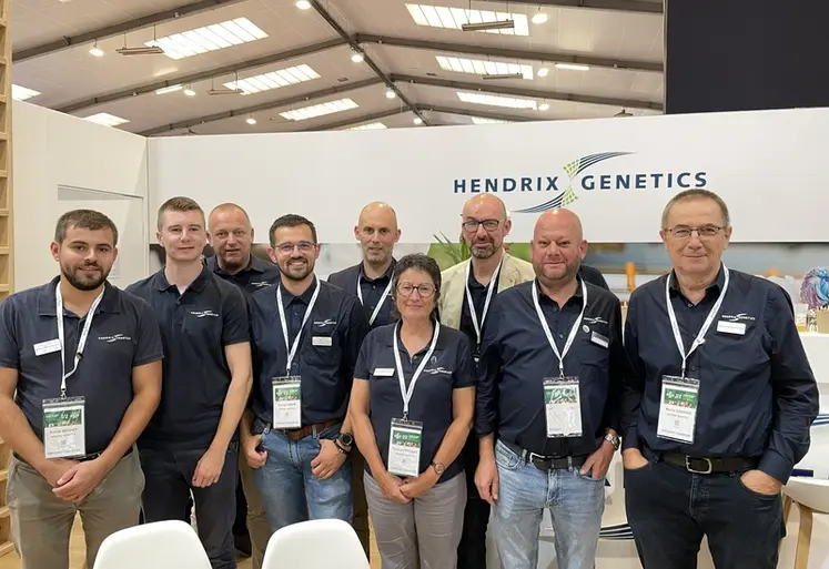 <em class="placeholder">Entourée de l&#039;équipe commerciale, Florence Petitjean a pris la direction de l&#039;activité ponte d&#039;Hendrix Genetics, succèdant à Fabien Galéa. </em>