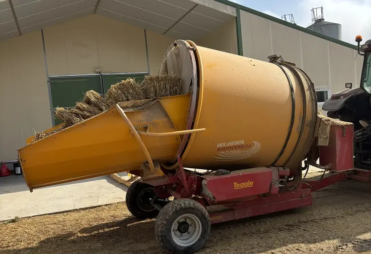 <em class="placeholder">La pailleuse semi-portée est attelée à un tracteur de 110 ch.</em>