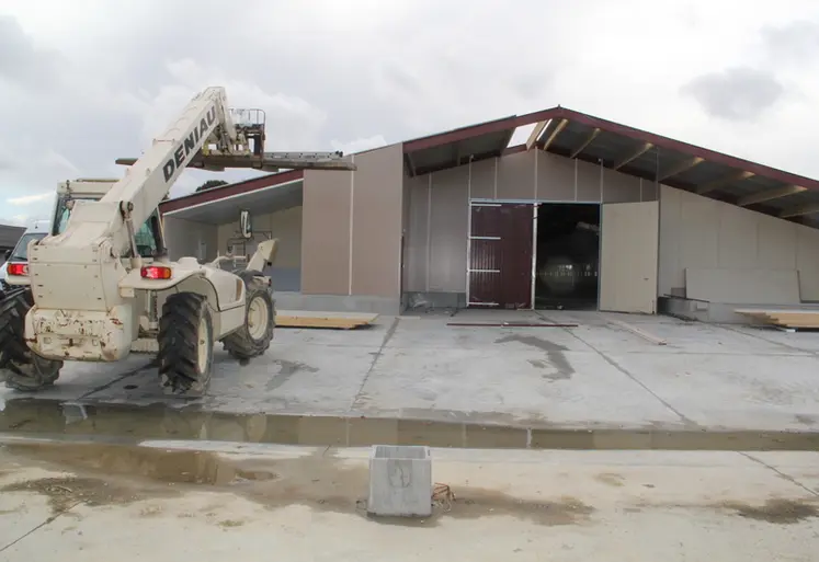 <em class="placeholder">bâtiment de poulet de chair en Bretagne</em>