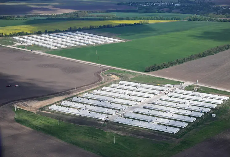 <em class="placeholder">Avec des élevages de 500000 poulets en moyenne (contre 22000 en France), les grands groupes tels que MHP bénéficient d’économies d’échelle colossales. </em>