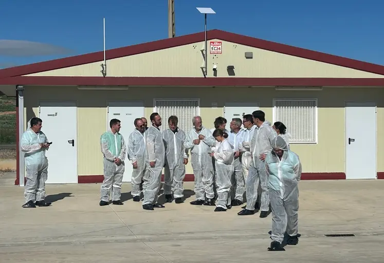 <em class="placeholder">Groupe d'éleveurs et représentants de la filière volaille de chair devant un bâtiment d'élevage catalan, visite organisée par le GIVCB</em>