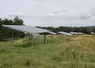 La surface de panneaux photovoltaïques implantée par site ne devra pas dépasser 1 MWc de puissance et 15 % de la surface des parcours.