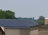 Les centrales photovoltaïques du site avicole ont été installées sur les toitures d'hangars agricoles. 