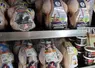 Dans la vitrine d’un hypermarché Carrefour mi-avril, se côtoyaient du poulet label rouge à marque nationale (Loué), régionale (Argoat-Bretagne), distributeur ...