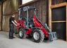 <em class="placeholder">Les valets de ferme électriques peuvent être valorisés sur d&#039;autres tâches en dehors du poulailler, grâce à leurs capacités de levage.</em>