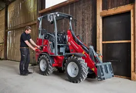 <em class="placeholder">Les valets de ferme électriques peuvent être valorisés sur d&#039;autres tâches en dehors du poulailler, grâce à leurs capacités de levage.</em>