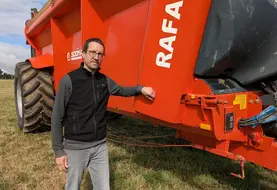 <em class="placeholder">Alexandre Guinard, éleveur de volailles à Hénansal (Côtes d&#039;Armor). « J&#039;ai préféré investir dans mon propre épandeur pour mieux maîtriser la fertilisation organique ...</em>