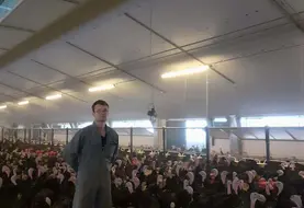 <em class="placeholder">Lionel Rivoal dans l’élevage surveillé par caméra.</em>