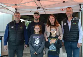 <em class="placeholder">Guénaël Le Sourd, directeur d’Huttepain Bretagne, et Philippe Cotillard, responsable de l’activité œufs, entourent Samuel Beunel, aviculteur à Plumelec (56), et sa ...</em>