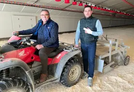 <em class="placeholder">José et Clovis Percher devant l'éparpilleur :"  Nous mécanisons tout ce qui peut l’être pour gagner du temps et soulager le travail."</em>