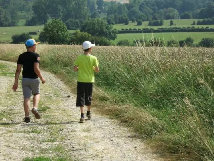 Seulement 10 à 15 % des Français ont des contacts avec le monde agricole .