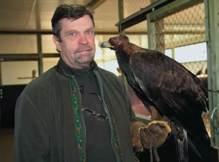 Jean-Louis Liégeois, maître fauconnier, et son aigle Royal, fidèle partenaire de chasse.