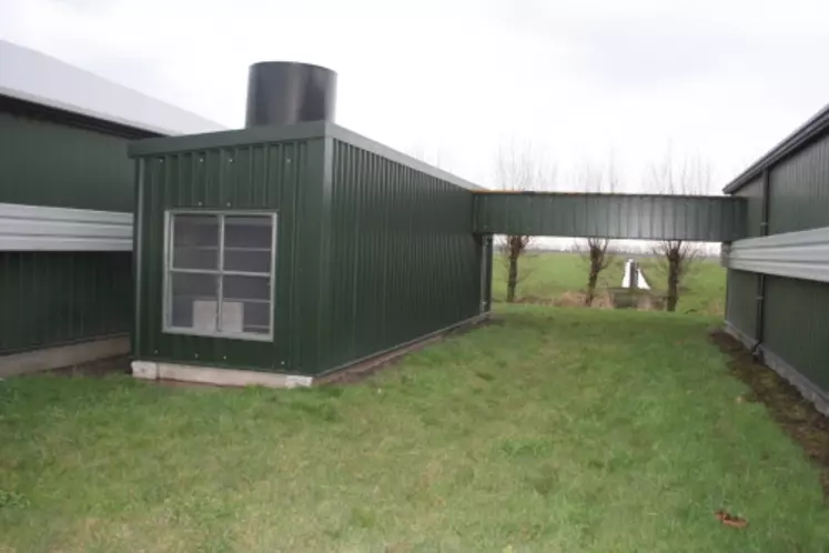 À Meerkerk, aux Pays-Bas : abrité dans un container à l’extérieur du bâtiment, l’échangeur de chaleur récupère les calories de l’air du poulailler pour réchauffer l’air frais.