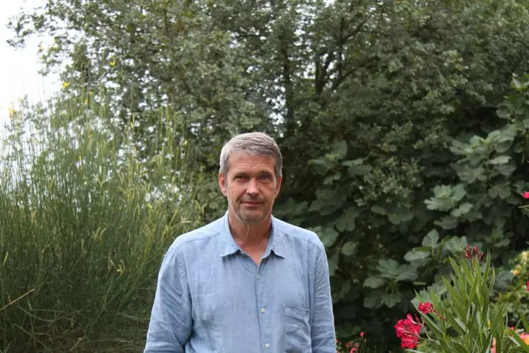 Ingénieur agronome et docteur en écologie, François Léger est enseignant chercheur à AgroParisTech et ingénieur de recherche au ministère de l’agriculture. Proche du terrain, il s’intéresse de près à l’agro-écologie abordée d’une manière pluridisciplinaire.