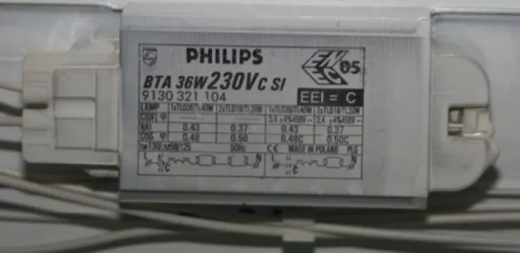 Le ballast électronique gradable (de catégorie EEI A1) augmente  la fréquence de travail à plus de 20 kHz,  ce qui élimine les clignotements  et augmente leur rendement.