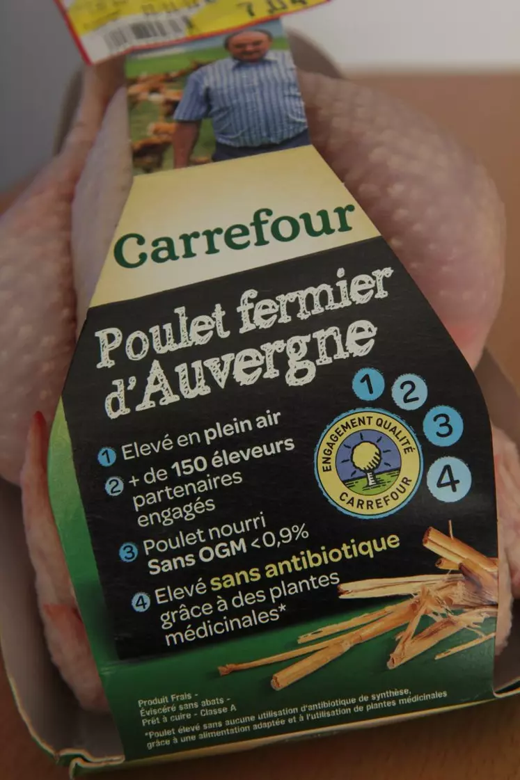 Fin novembre, ce poulet élevé sans antibiotique était proposé au prix de 5,75 euros/kg dans un Carrefour de Bretagne.