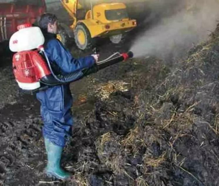 L’ensemencement par complexe bactérien peut être réalisé sur la litière ou en sortie de fumier. Ici, pulvérisation avec le complexe Bactivor de GBP Environnementsur un mélange de fumier de poulettes et de lisier de lapins.