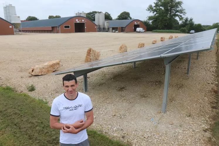 Ludovic Mazin a fait installer cent panneaux à l'intuition pour réduire ses facturés d'énergies surtout en période estivale. © P. Le Douarin