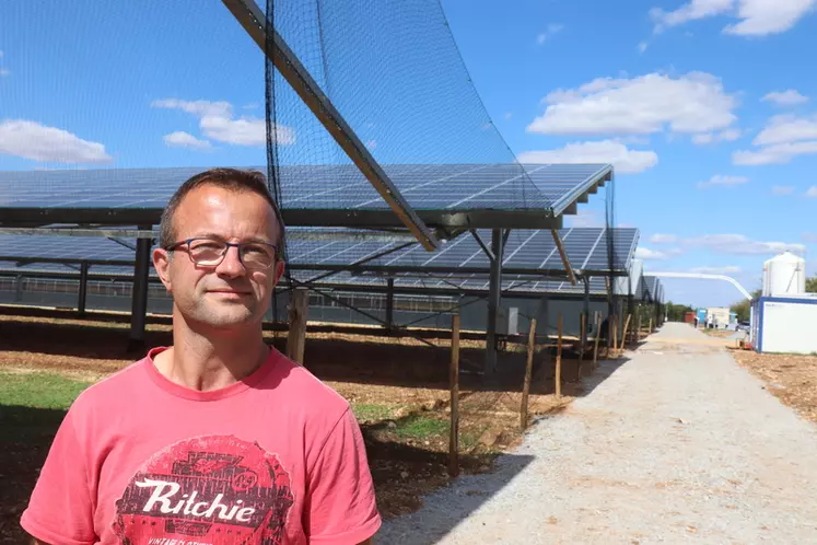 David Pasquay, 42 ans, sera copropriétaire de l'installation en 2050. En attendant, il a l'usage d'un bâtiment d'élevage de 1800 m2 et ses canards seront mieux protégés du soleil, des intempéries, des prédateurs et de l'avifaune sauvage. © P. Le Douarin