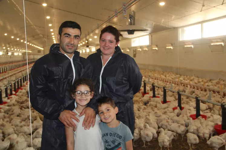 Karine Ruault, entourée de son mari Kamuran Yilmaz et de leurs enfants Zérya et Elyas, a suivi le parcours à l’installation jeune agriculteur, lui permettant de bénéficier de conditions d’installation optimales. © A. Puybasset