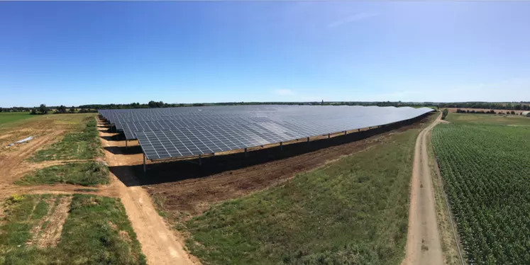 La ferme solaire de Rom dans les Deux-Sèvres compte 33 000 m2 de panneaux et devrait produire 7,3 millions kWh par an. © Technique Solaire