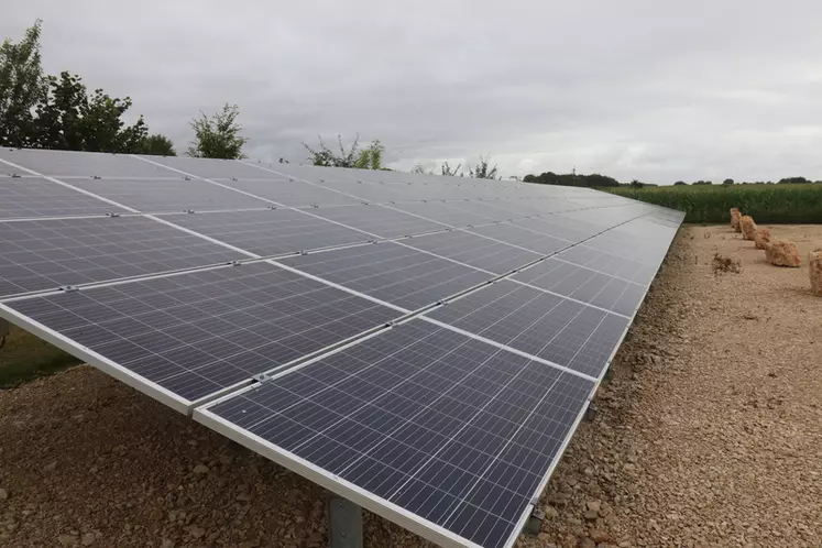 Les panneaux posés au sol (comme les trackers) n'exigent qu'une déclaration de travaux. En revanche, il faut les déclarer au distributeur de courant Enedis. © P. Le Douarin