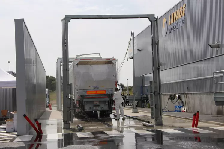 Le lavage des camions a en partie été automatisé, ce qui a rendu l’opération plus rapide, plus performante avec une moindre exposition des opérateurs. © V. Bargain