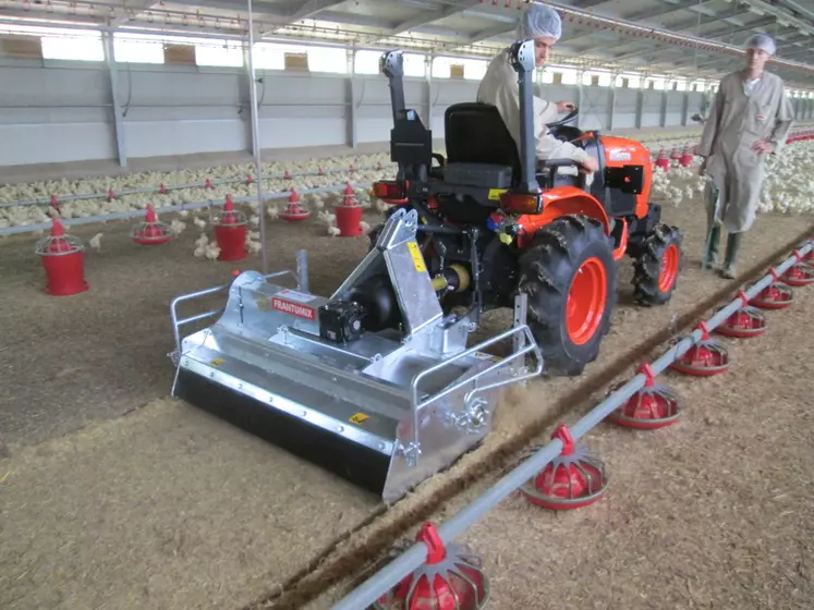 Le modèle Frantumix attelé à un tracteur est disponible en 1,3 m, 1,7m et 2,1m de large. © CMC Industries