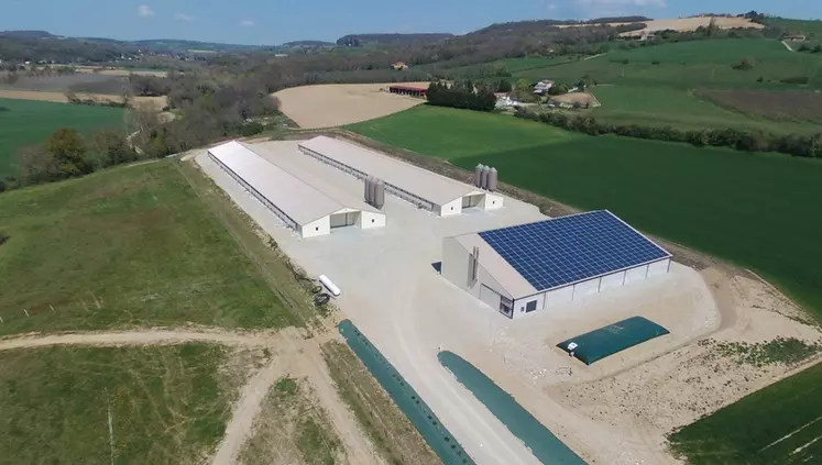 Deux bâtiments d’élevage de 2 000 m² et un hangar de 1 200 m² sont sortis de terre en début d’année. © Valsoleil