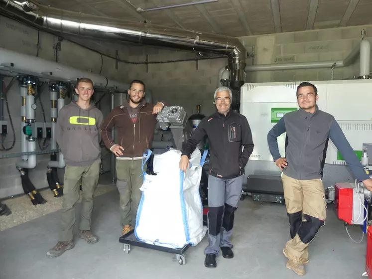 L'équipe des trois exploitants dans le local de la chaudière à bois de 300 kW. De gauche à droite : David (salarié agricole), Maxime, Franck et Cyril Dochier. © A. Priolet