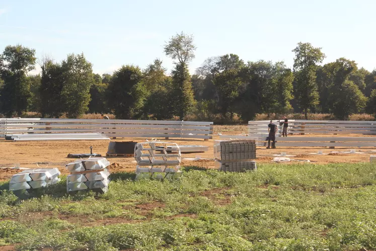 Construction d'un bâtiment pour poulets lourds dans le Morbihan.La région Bretagne veut participer à la reconquête du marché français du poulet, tout en conservant des élevages à caractère familial. © A. Puybasset