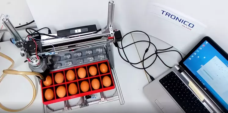 Un des premiers prototypes réalisés  dans le cadre des travaux préliminaires d’automatisation du projet de sexage des œufs d’oiseaux (SOO).  © Tronico