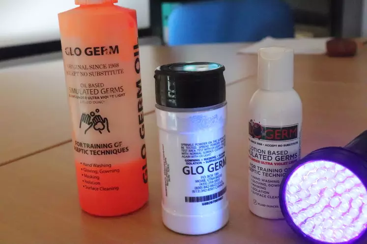 Les produits traçants de Glo Germ utilisent les ultraviolets comme révélateur © P. Le Douarin