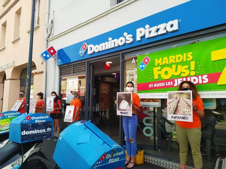 Sans aucune preuve, une vidéo de L214 accuse Domino's d'utiliser du poulet brésilien élevé dans de mauvaises conditions. Juste pour qu'il signe l'European chicken commitment. © L214