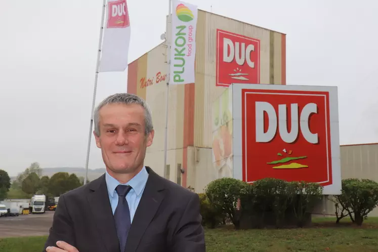Damien Calandre, directeur général de Duc. « Nous avons revisité nos manières de produire à la fois notre poulet classique et notre poulet certifié. » © P. Le Douarin