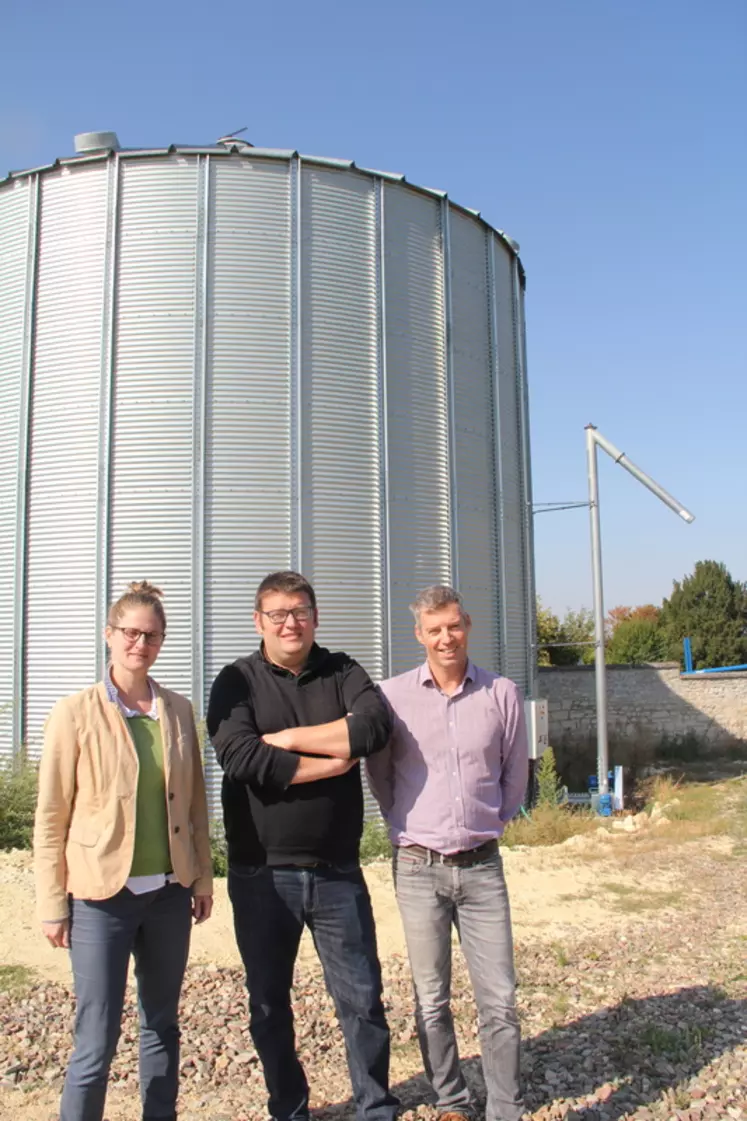Marjolaine Lalanne de Wisium, Dimitri Boulier, de Novial (à droite), devant les silos de stockage du blé entier d'André Robin, éleveur dans l'Aisne. © A. Puybasset