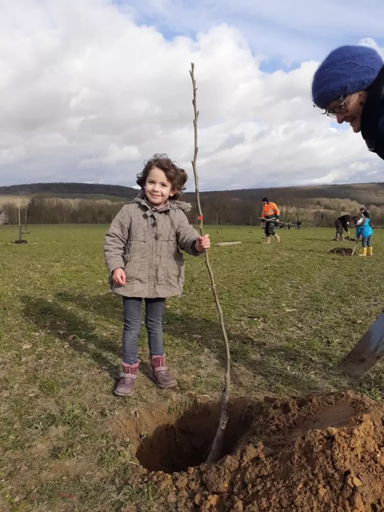 Une cinquantaine d’enfants et de parents ont répondu à l’invitation de Guillaume Rodier de planter un arbre. Une belle occasion pour leur présenter son projet. © G. Rodier